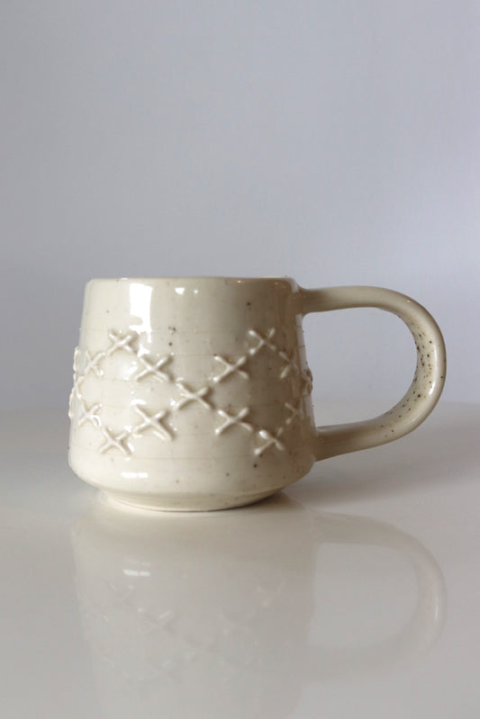 PĀTIKI MUG WHITE WITH CRUSHED ROCK