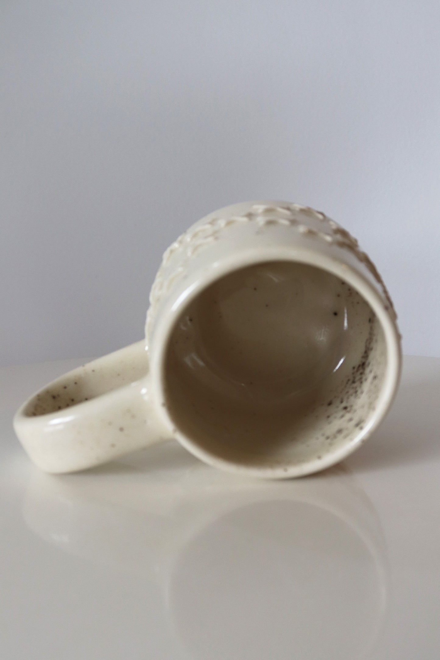 PĀTIKI MUG WHITE WITH CRUSHED ROCK