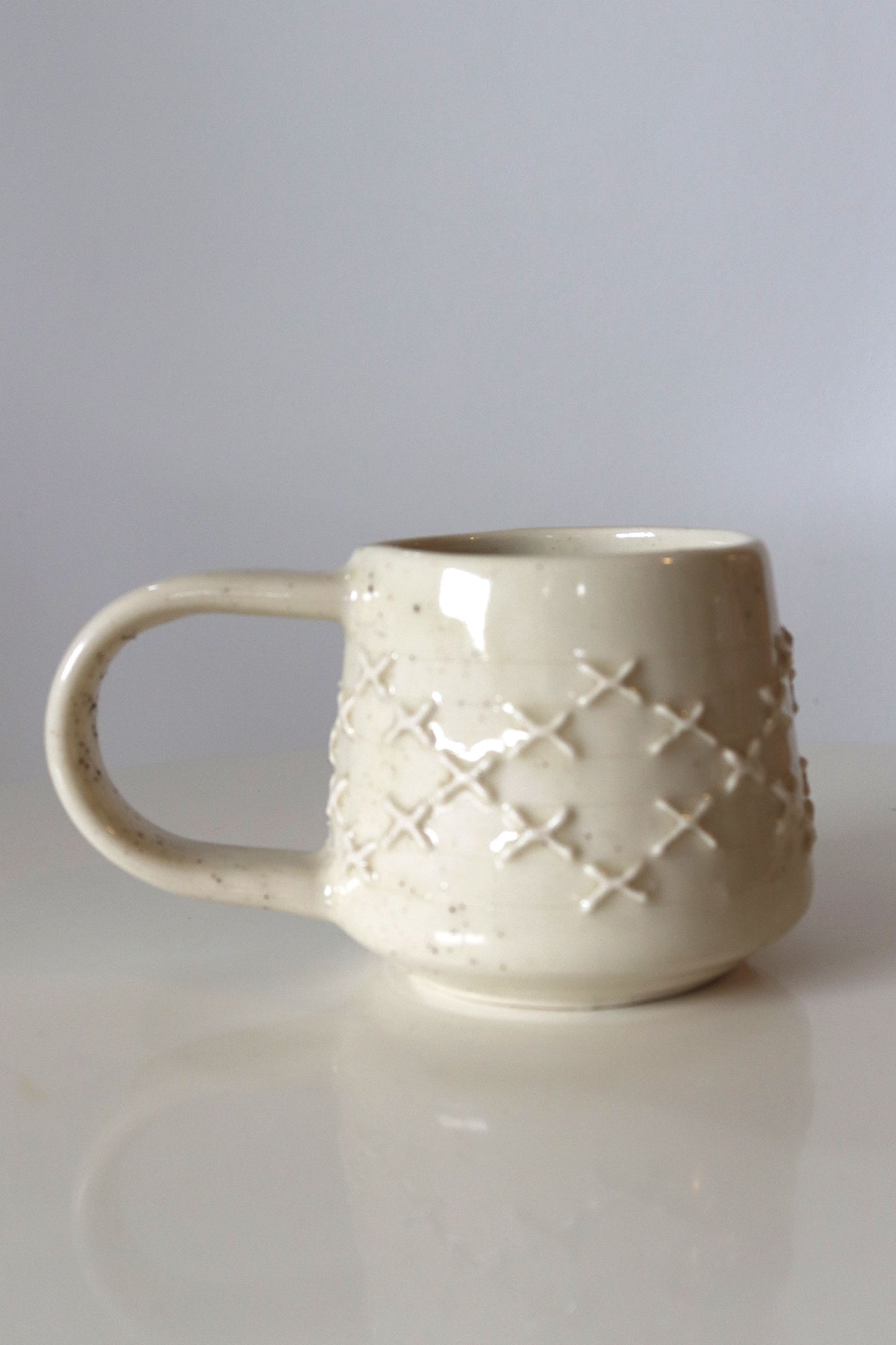 PĀTIKI MUG WHITE WITH CRUSHED ROCK